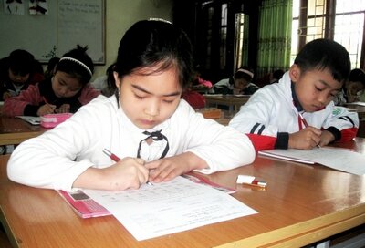 Học sinh Đông Triều tham gia Hội thi Viết chữ đẹp và trình bày bài đẹp 